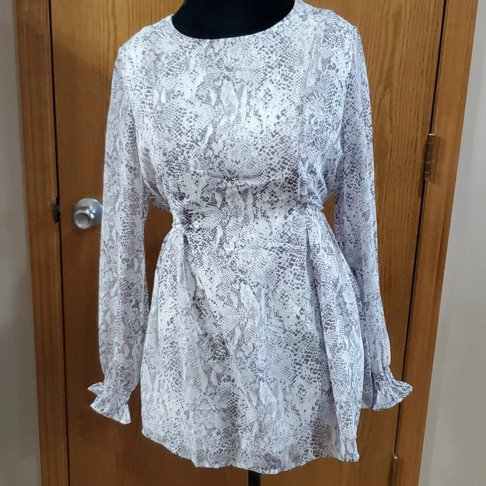 Seraphine light NWT pin tuck tie waist snakeskin grey white maternity top